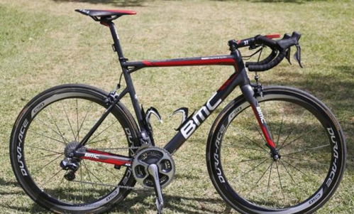 寶馬撞壞自行車(chē),只賠800私了,自行車(chē)主 比誰(shuí)的車(chē)價(jià)格貴