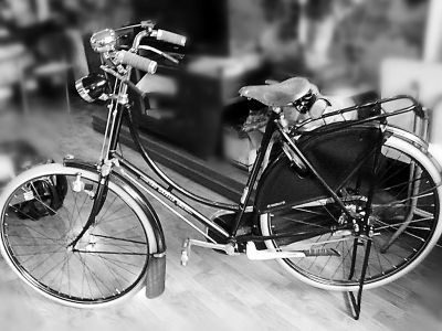 于立新老自行車?yán)锏哪甏貞?組圖)